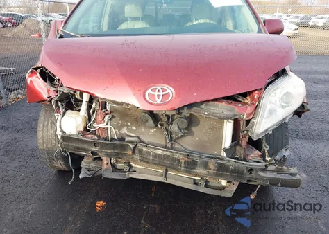 2011 Toyota Sienna Xle V6 z USA, uszkodzony, nr VIN 5TDYK3DC0BS124904